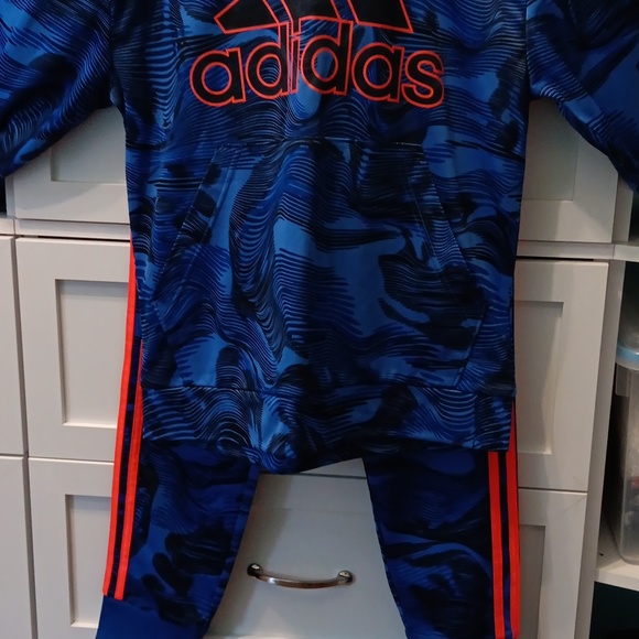 Boys Adidas 2 piece jogging suit - Picture 2 of 6